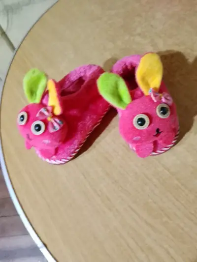 Pantuflas infantiles de conejo rosa con orejas coloridas - miniatura 2