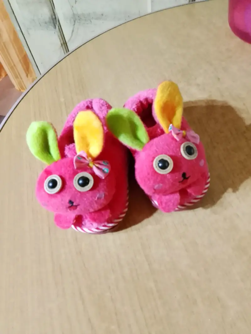 Pantuflas infantiles de conejo rosa con orejas coloridas - 3