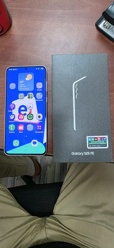 Smartphone Samsung Galaxy S25 FE con caja - miniatura 1