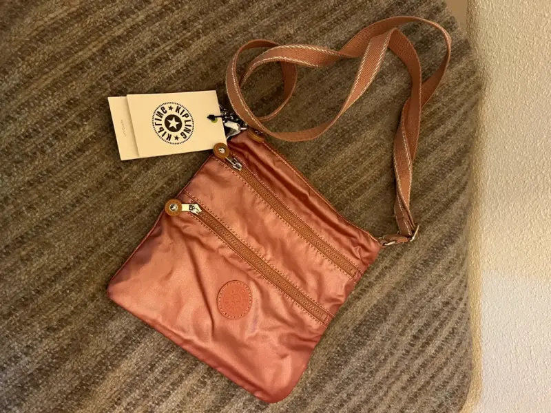 Bolso bandolera Kipling color cobre con etiqueta