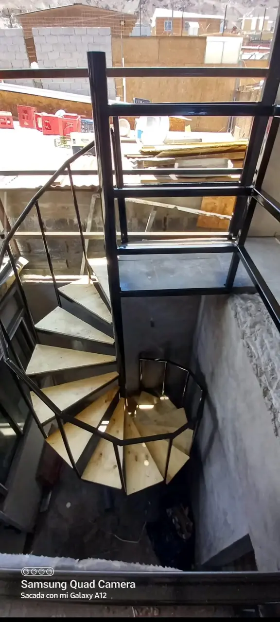 Soldador de Escalera caracol de metal y madera - 1
