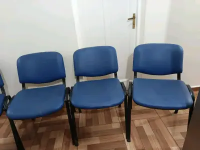 Conjunto de sillas de oficina azules - miniatura 1