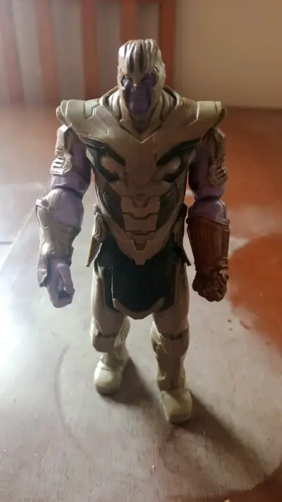Figura de acción Thanos Marvel con detalles - miniatura 1