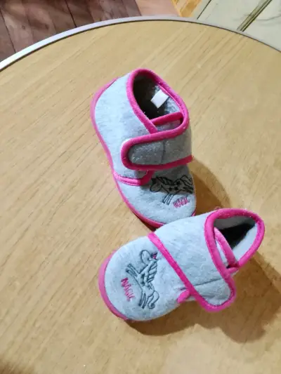 Pantuflas de bebé con diseño de unicornio - miniatura 2