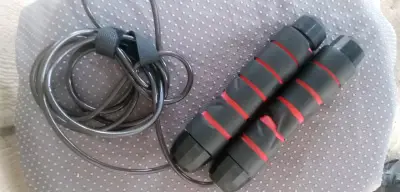 Cuerda para saltar de acero con mangos ergonómicos - miniatura 1
