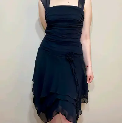 Vestido de Fiesta Negro con Detalle Floral - miniatura 1