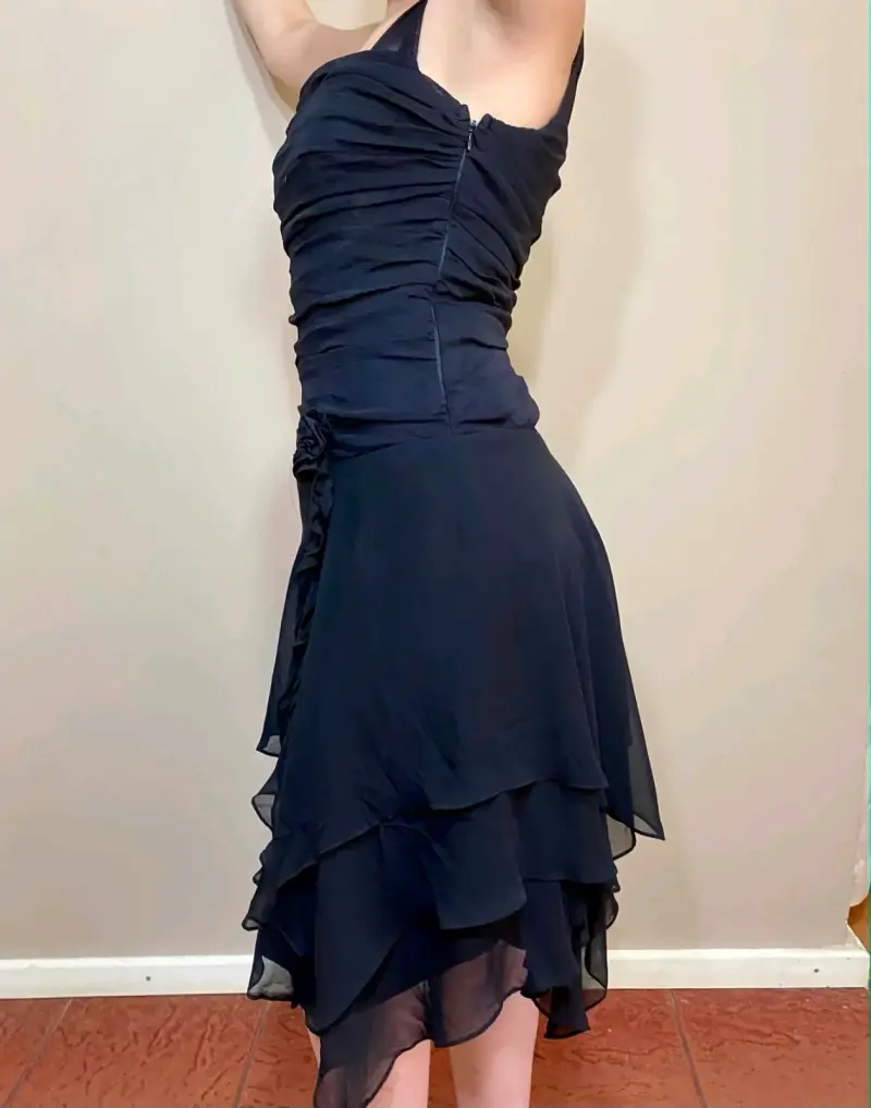 Vestido de Fiesta Negro con Detalle Floral - 2