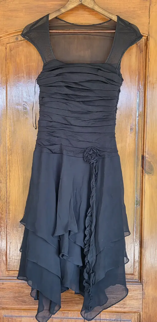 Vestido de Fiesta Negro con Detalle Floral - 4