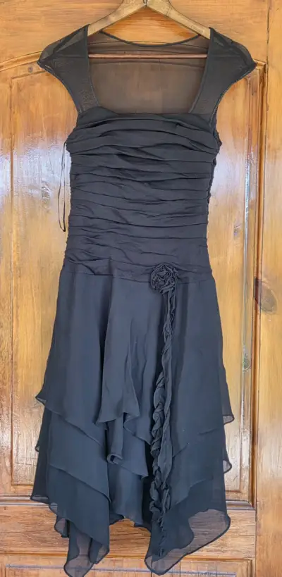 Vestido de Fiesta Negro con Detalle Floral - miniatura 4