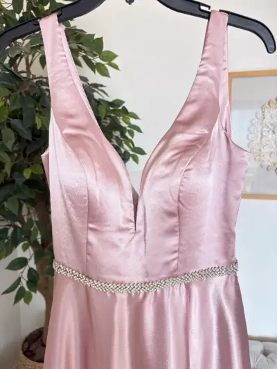 Vestido de fiesta rosa con detalles brillantes - miniatura 1