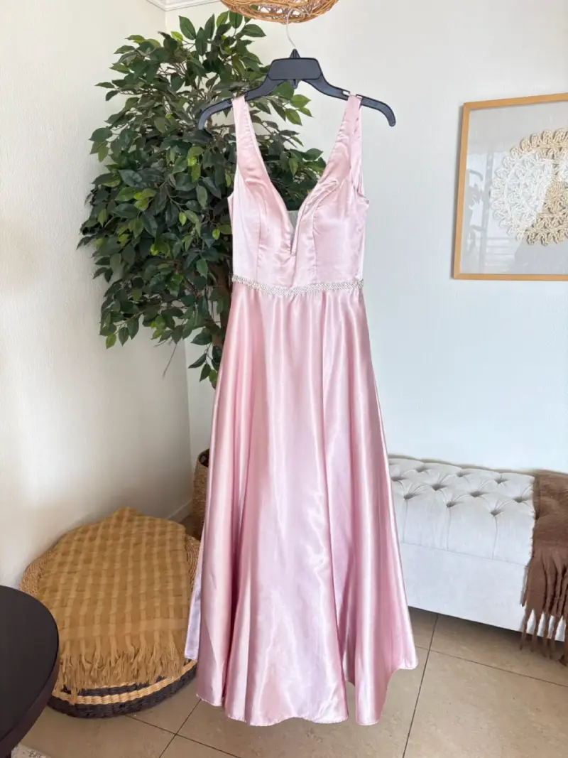 Vestido de fiesta rosa con detalles brillantes - 2