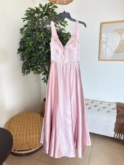Vestido de fiesta rosa con detalles brillantes - miniatura 2
