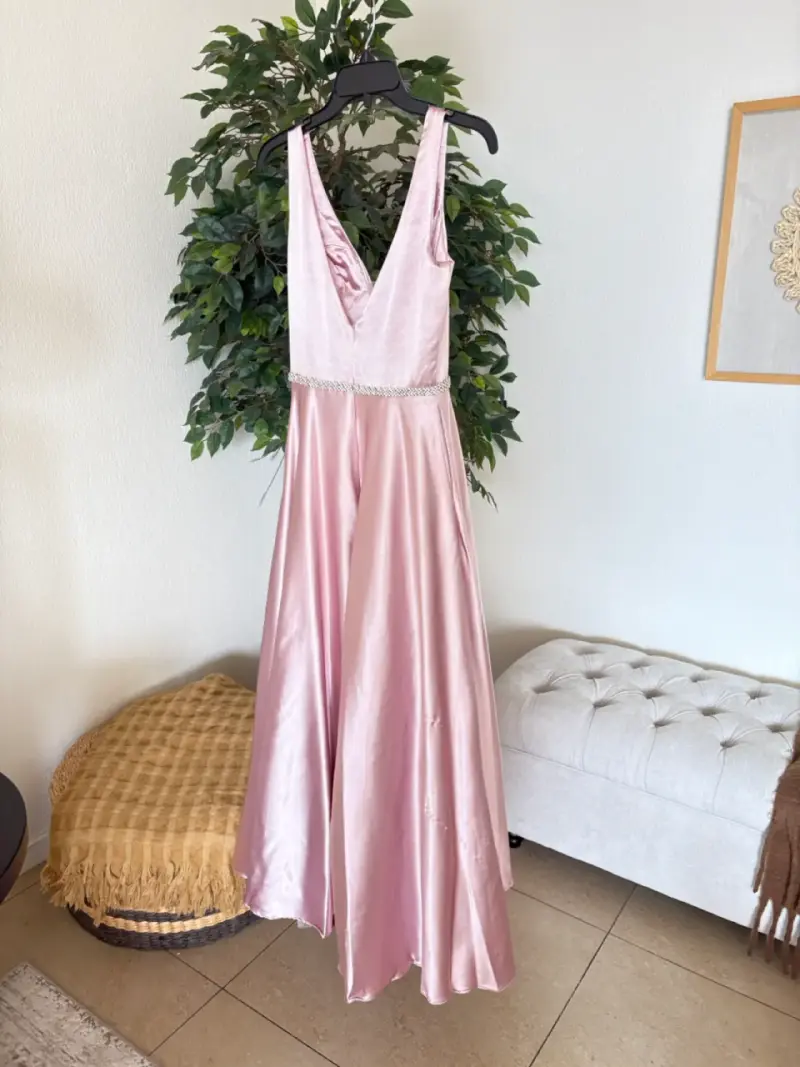 Vestido de fiesta rosa con detalles brillantes - 3