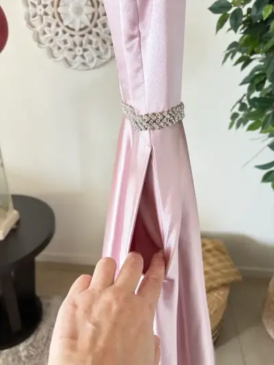 Vestido de fiesta rosa con detalles brillantes - miniatura 5