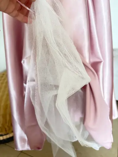 Vestido de fiesta rosa con detalles brillantes - miniatura 6