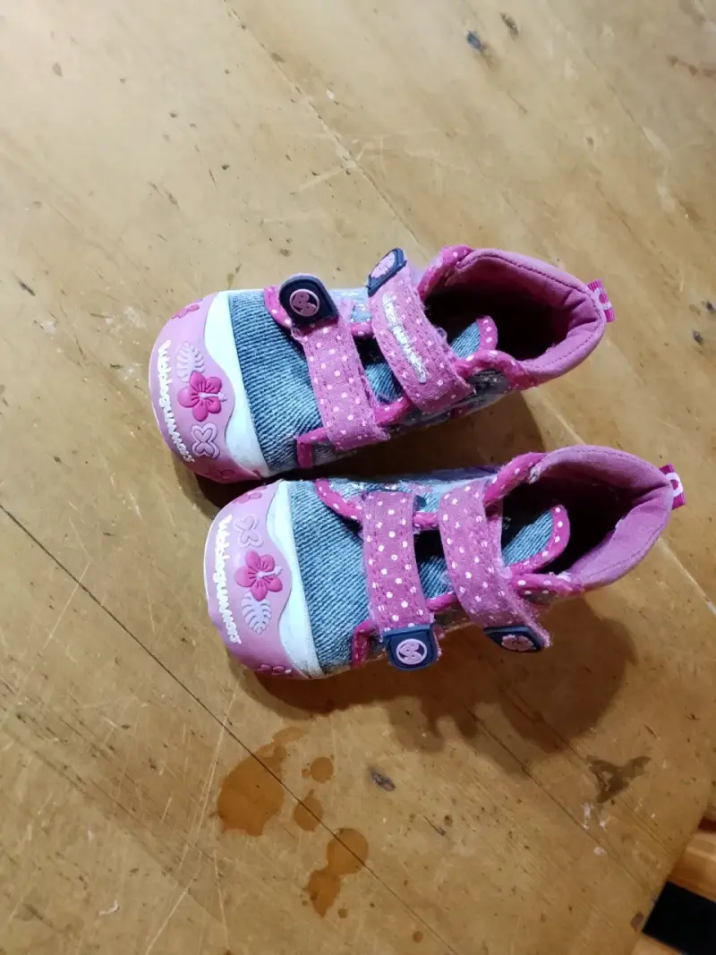 Zapatillas para niña con diseño floral y velcro - 2