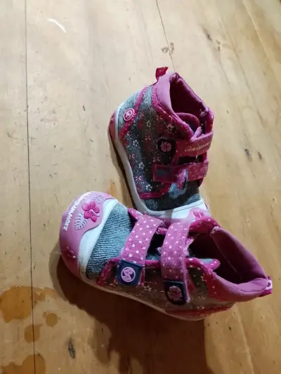 Zapatillas para niña con diseño floral y velcro - miniatura 3