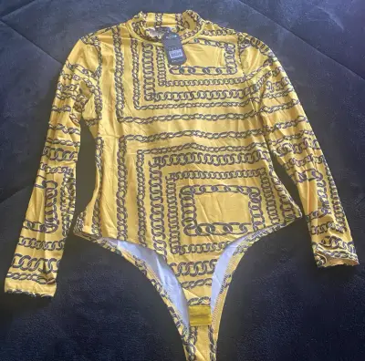 Body amarillo con diseño de cadenas - miniatura 1