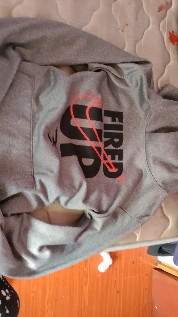 Polerón gris con capucha y diseño Fired Up