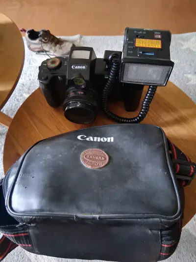 Cámara analógica Canon con flash y estuche - miniatura 1