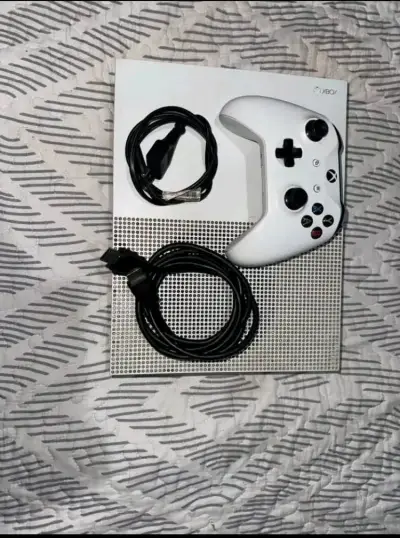Consola Xbox One S con control y cables - miniatura 1
