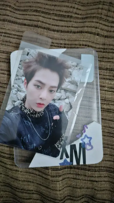 Foto de colección K-pop Xiumin en funda protectora - miniatura 1