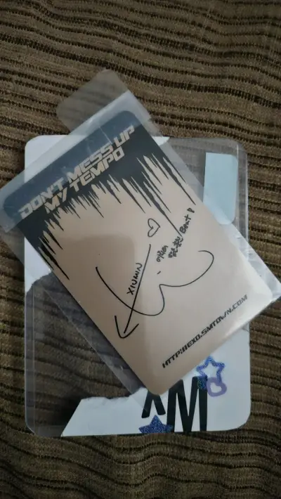 Foto de colección K-pop Xiumin en funda protectora - miniatura 2
