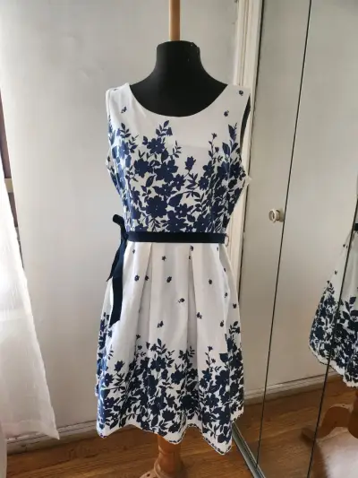 Vestido blanco estampado floral azul y cinturón - miniatura 1