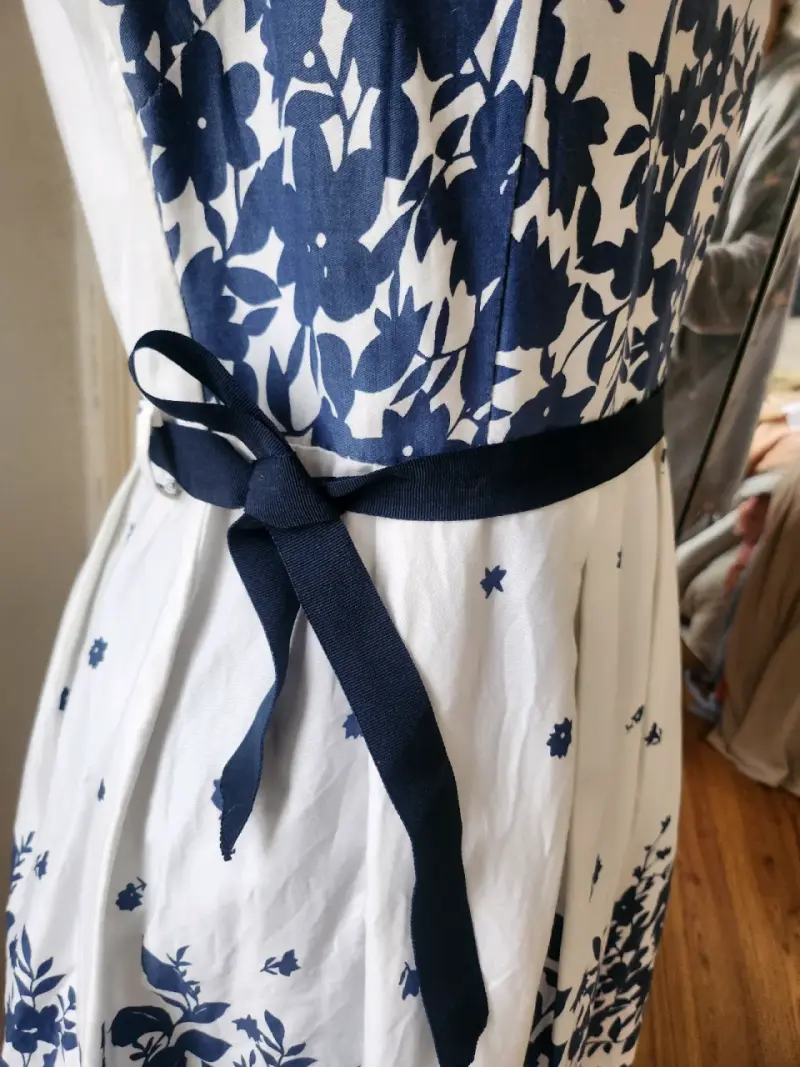 Vestido blanco estampado floral azul y cinturón - 2