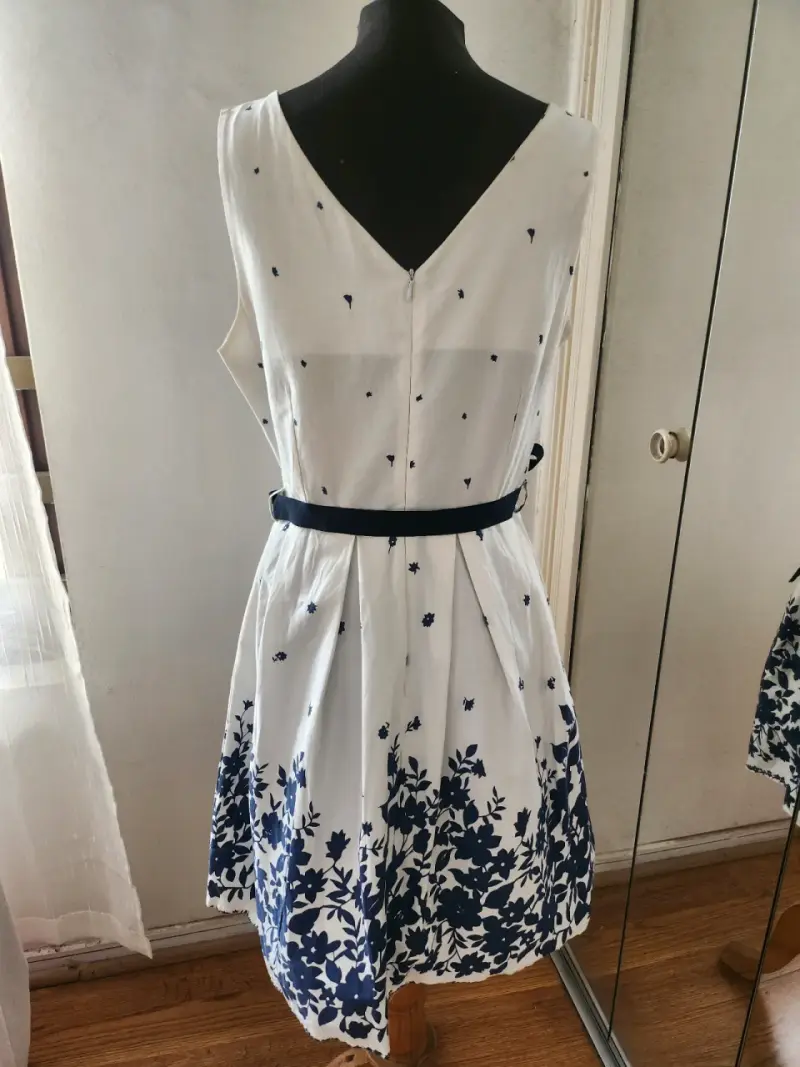 Vestido blanco estampado floral azul y cinturón - 3