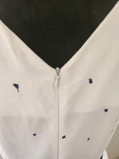 Vestido blanco estampado floral azul y cinturón - miniatura 4