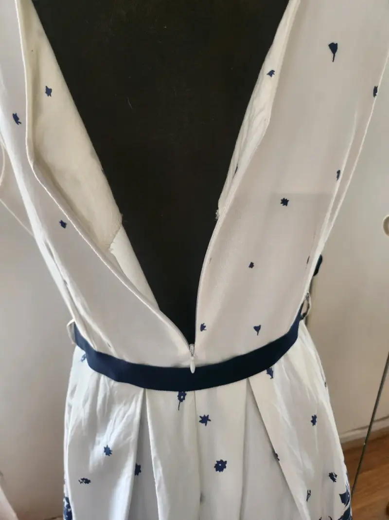 Vestido blanco estampado floral azul y cinturón - 5