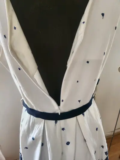 Vestido blanco estampado floral azul y cinturón - miniatura 5