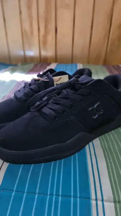 Zapatillas negras DC para hombre Nuevas - miniatura 1