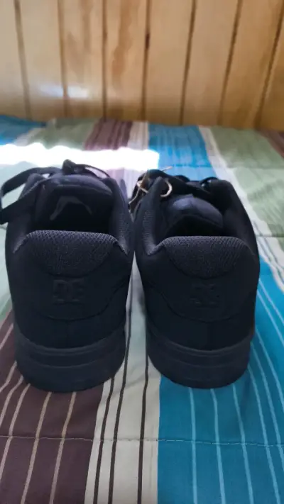 Zapatillas negras DC para hombre Nuevas - miniatura 4