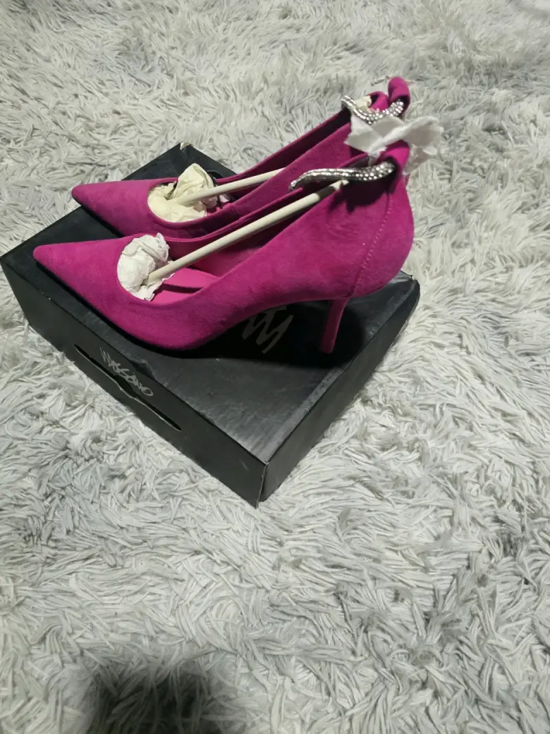 Tacones rosados con detalle de cadena