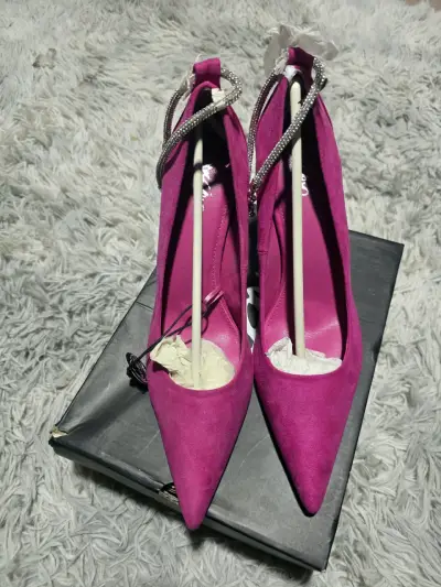 Tacones rosados con detalle de cadena - miniatura 2