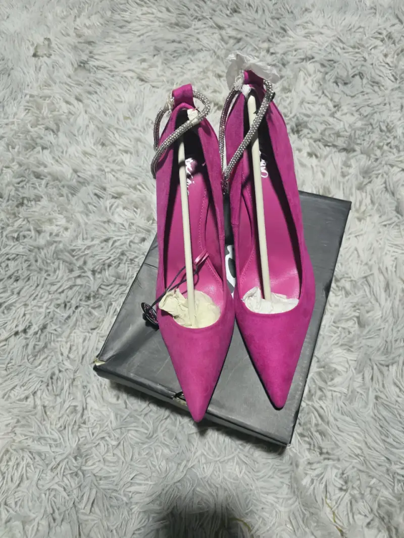 Tacones rosados con detalle de cadena - 3