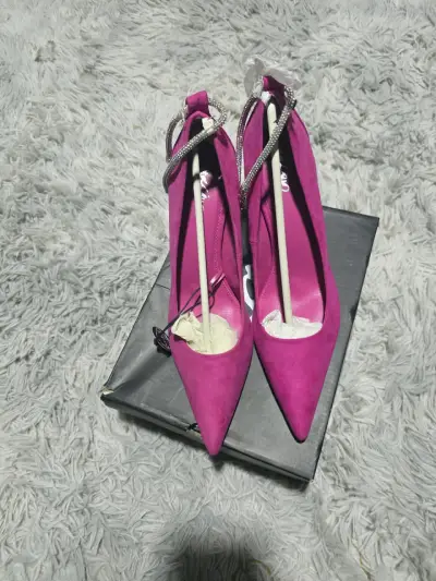 Tacones rosados con detalle de cadena - miniatura 3