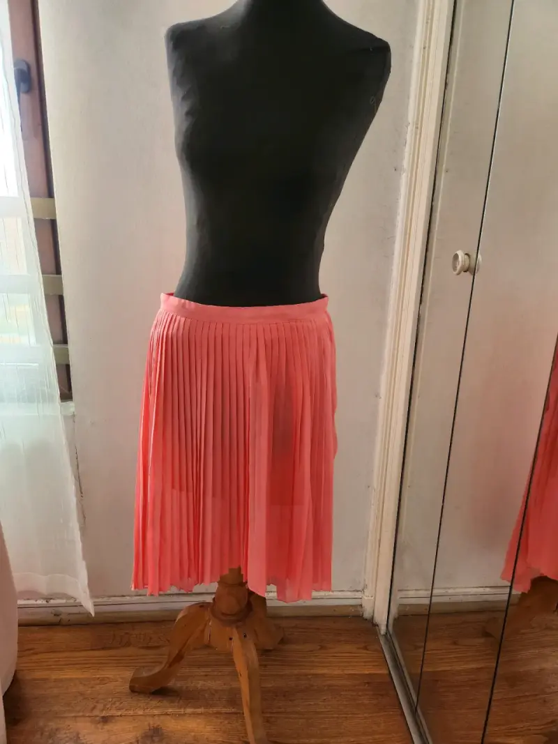 Falda asimétrica plisada rosa-coral talla L - 2