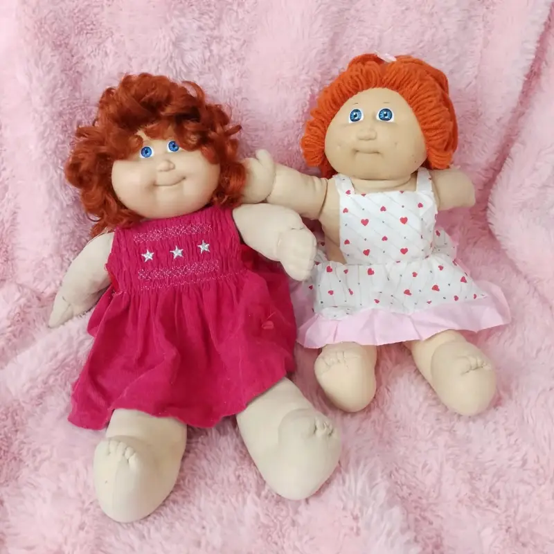 Muñecas de trapo con vestidos coloridos