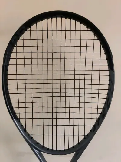 Raqueta de tenis negra en buen estado - miniatura 3