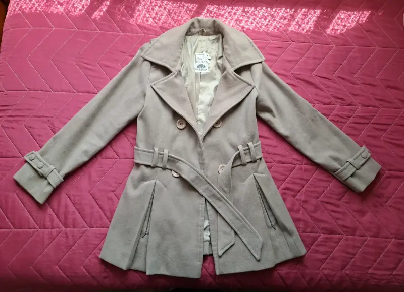 Abrigo beige con cinturón para mujer - 1