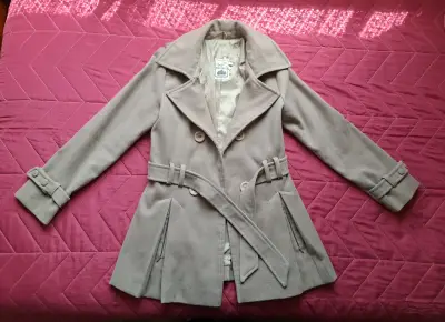 Abrigo beige con cinturón para mujer - miniatura 1