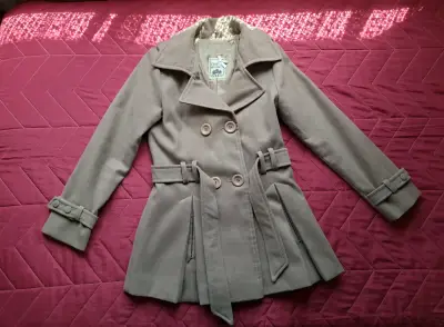 Abrigo beige con cinturón para mujer - miniatura 2