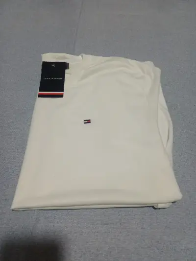 Polera blanca Tommy Hilfiger con logo bordado - miniatura 1