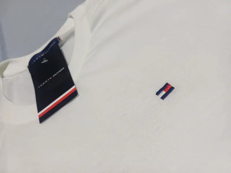 Polera blanca Tommy Hilfiger con logo bordado - 3