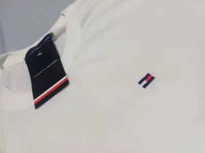 Polera blanca Tommy Hilfiger con logo bordado - miniatura 3