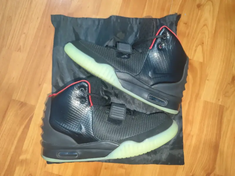 Zapatillas air yeezy negras con suela luminosa - 1