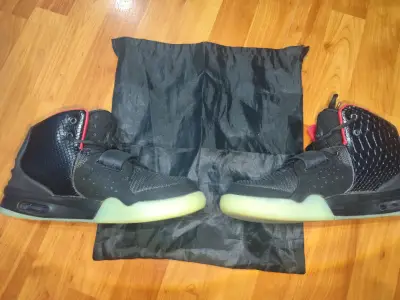 Zapatillas air yeezy negras con suela luminosa - miniatura 2